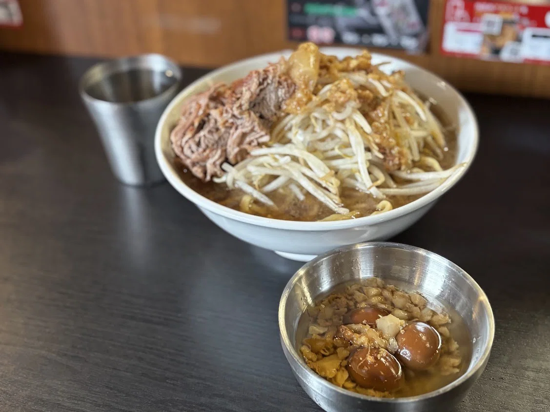 이중에서 AI가 아닌 진짜 라면 사진을 찾아보세요 (1장만 진짜) (5)