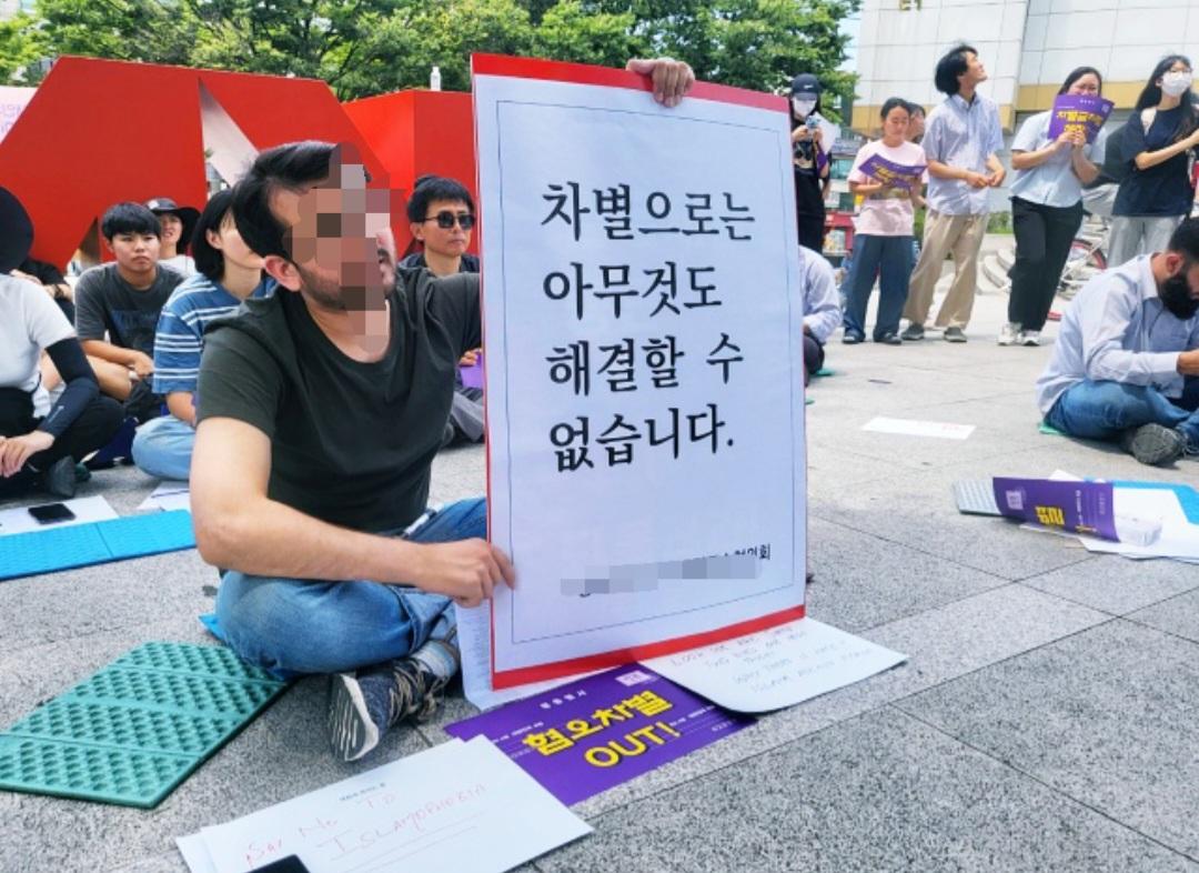 무슬림들의 포용해 달라는 주장이 개 짖는 소리로 들리는 이유 (4)