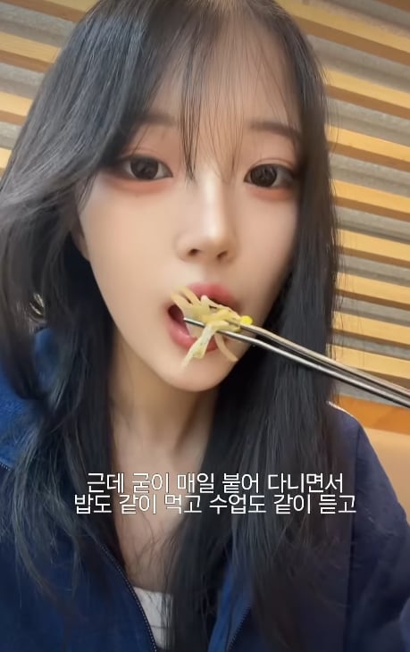 대학교 친구없어서 마라닭 혼자 혼밥하는 경희대미녀 ㅜ,, (11)