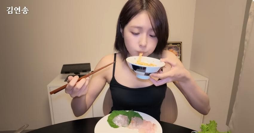이뻐서 서비스 받는 나폴리맛피아 오른팔 05년생 파스타미녀 요리사 (47)
