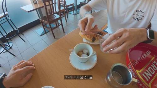 이탈리아에서 아메리카노 제조하는 이탈리아인