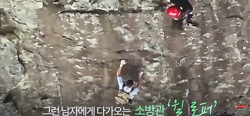 등반 중 절벽에 갇히자, 벽 잡고 한손으로 셀프 신고한 남자 (21)