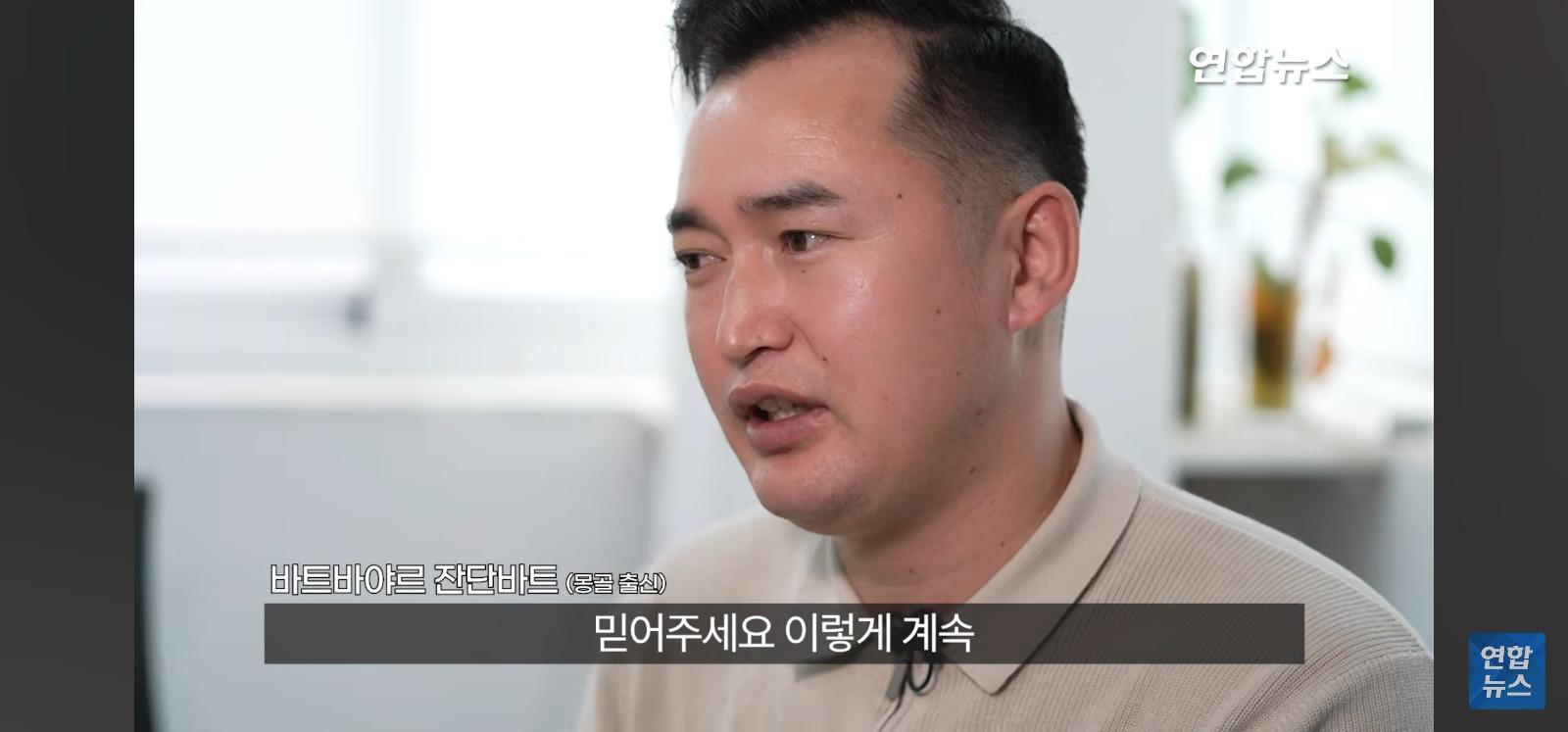 아파트 14층 난간서 비명 (49)