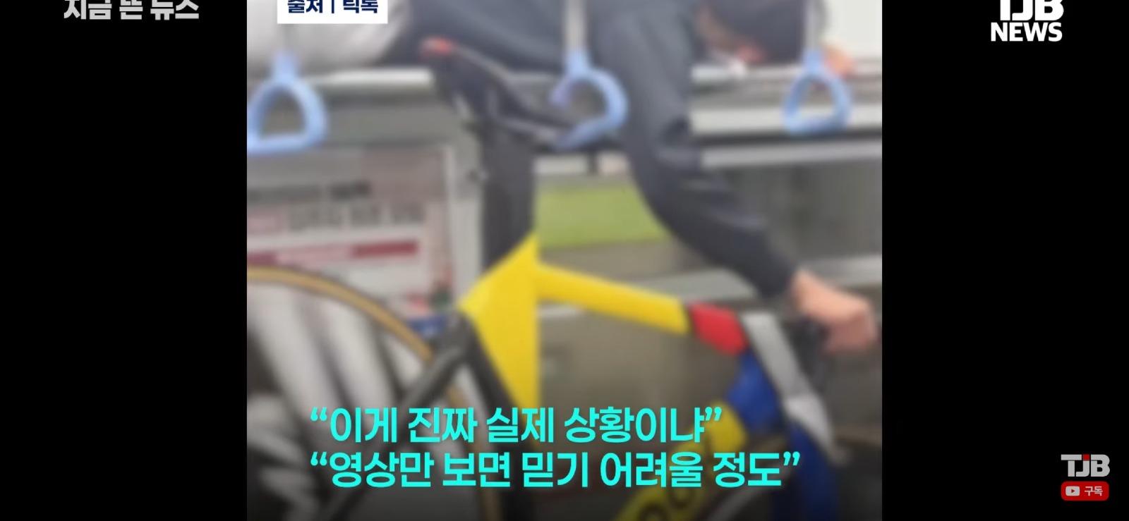 지하철 짐칸서 자전거 든 학생 (8)