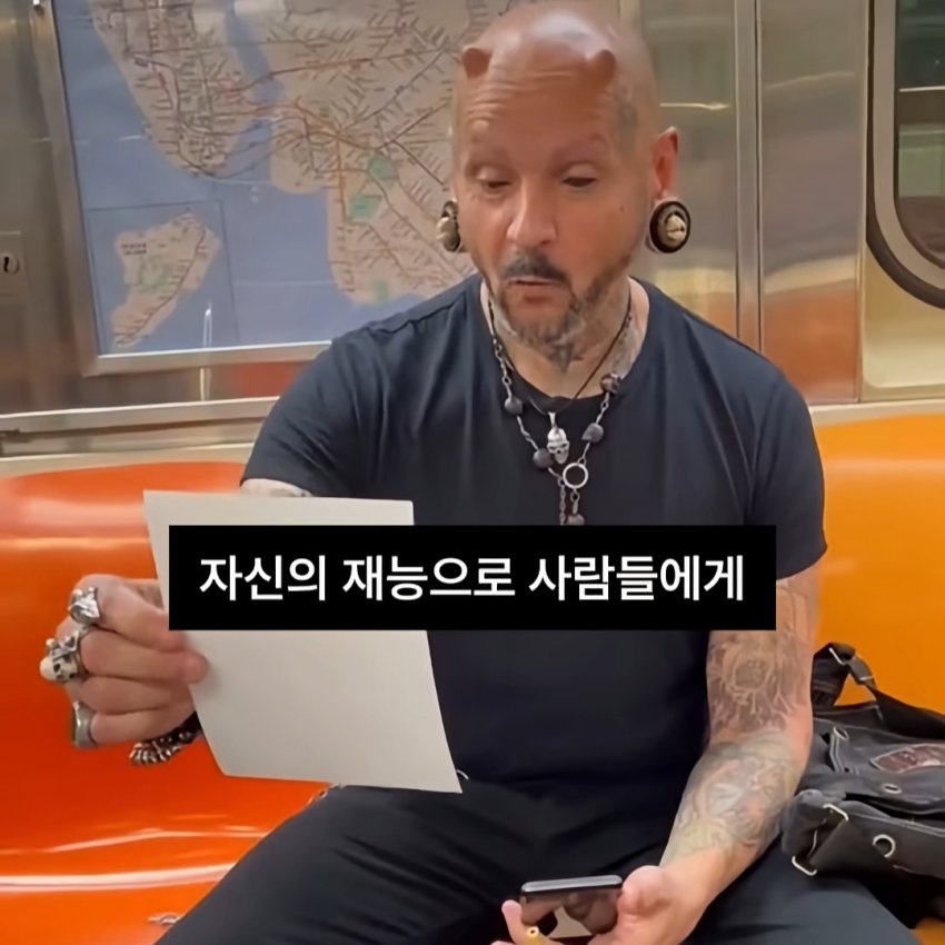 싱글벙글 사람들의 얼굴을 몰래 그려주는 남성 (10)
