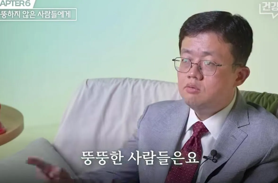 싱글벙글 뚱뚱한 사람은 계속 먹는걸 생각한다