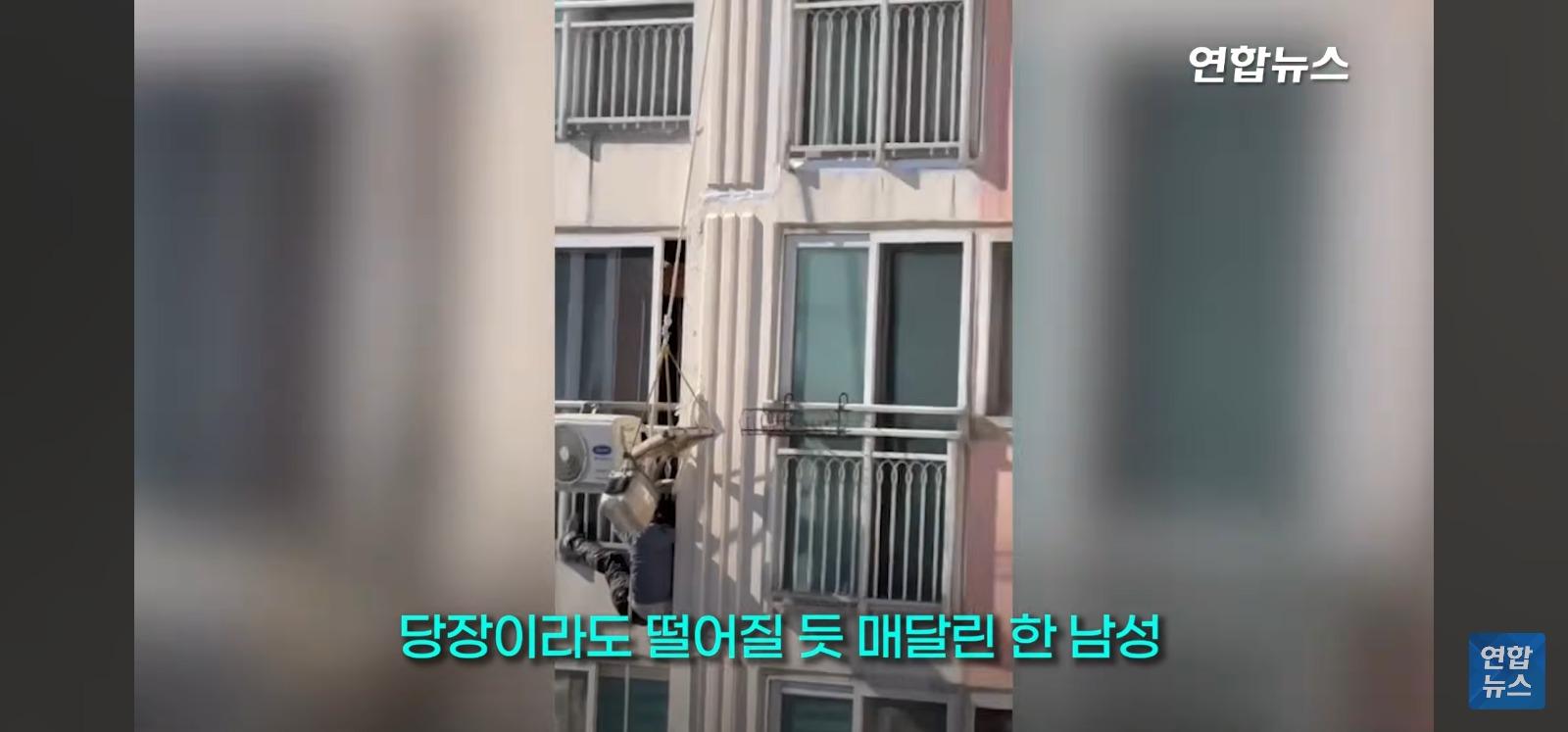 아파트 14층 난간서 비명 (27)