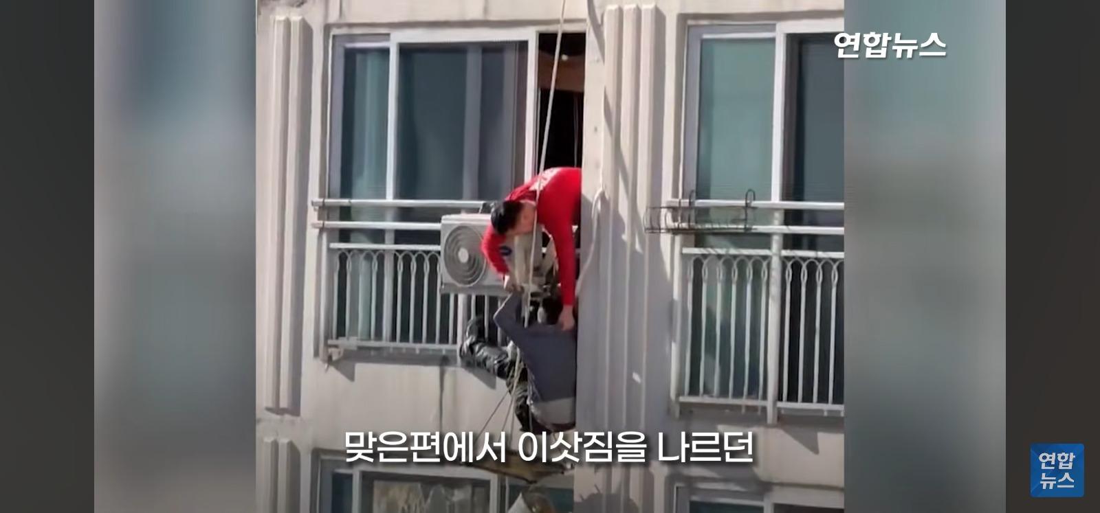 아파트 14층 난간서 비명 (18)