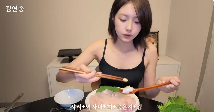 이뻐서 서비스 받는 나폴리맛피아 오른팔 05년생 파스타미녀 요리사 (44)