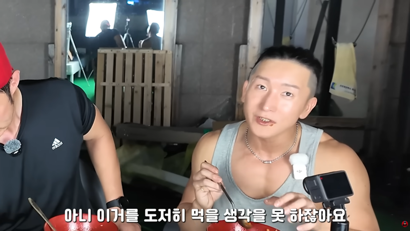 곤충 먹방에 게스트로 나왔다가 결국 곤충의 맛을 알아버린 사람 (24)