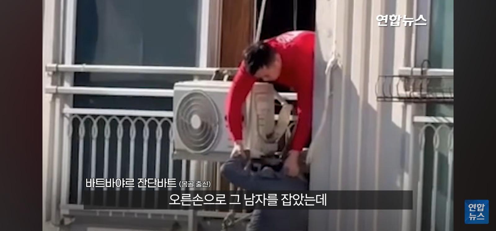 아파트 14층 난간서 비명 (35)