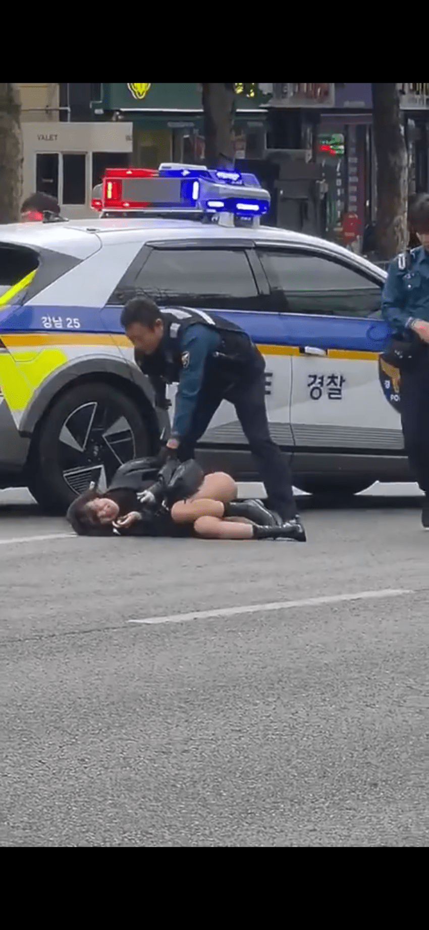오전 8시 만취해 강남대로 한복판 활보 여성…경찰이 끌고 (6)