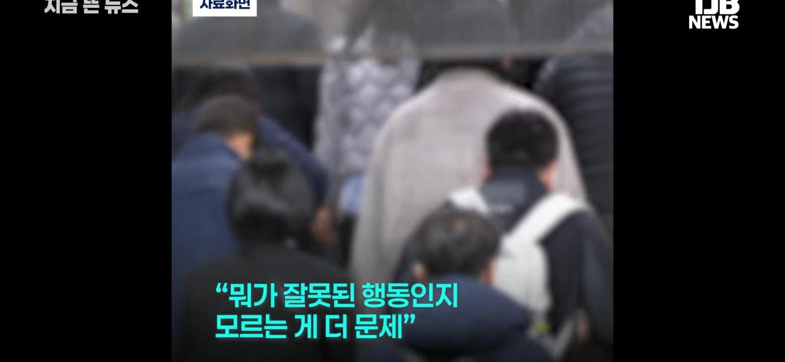 지하철 짐칸서 자전거 든 학생 (12)