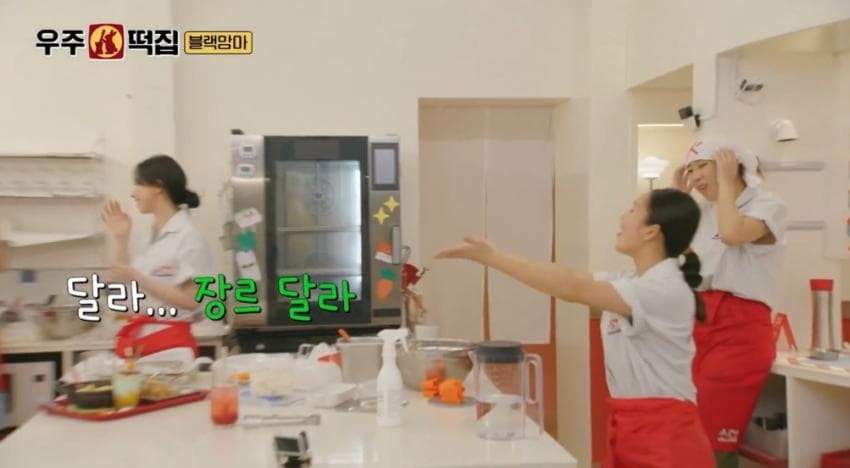 발음까지 신경써가며 카리나에게 친근히 대하는 미미 (20)