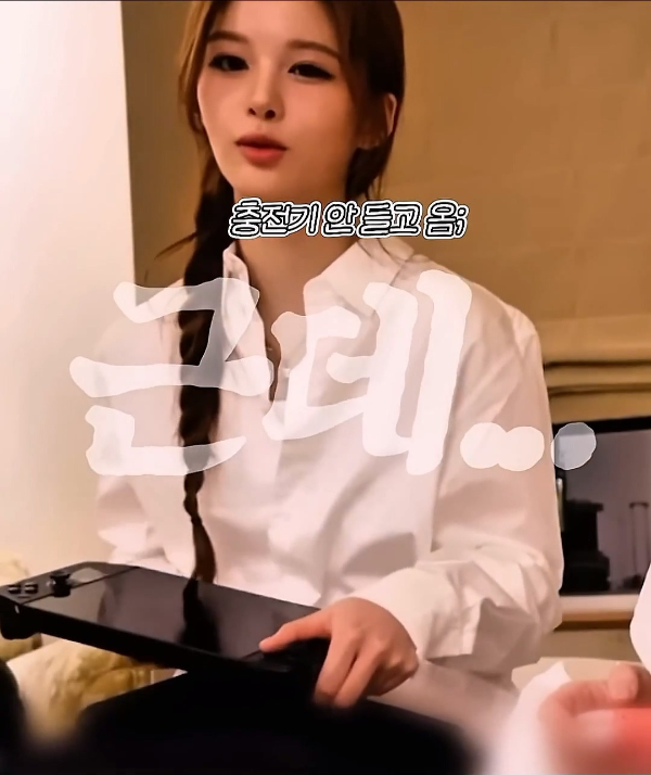 특이한 게임기를 쓰는.. 걸그룹 멤버 . (25)