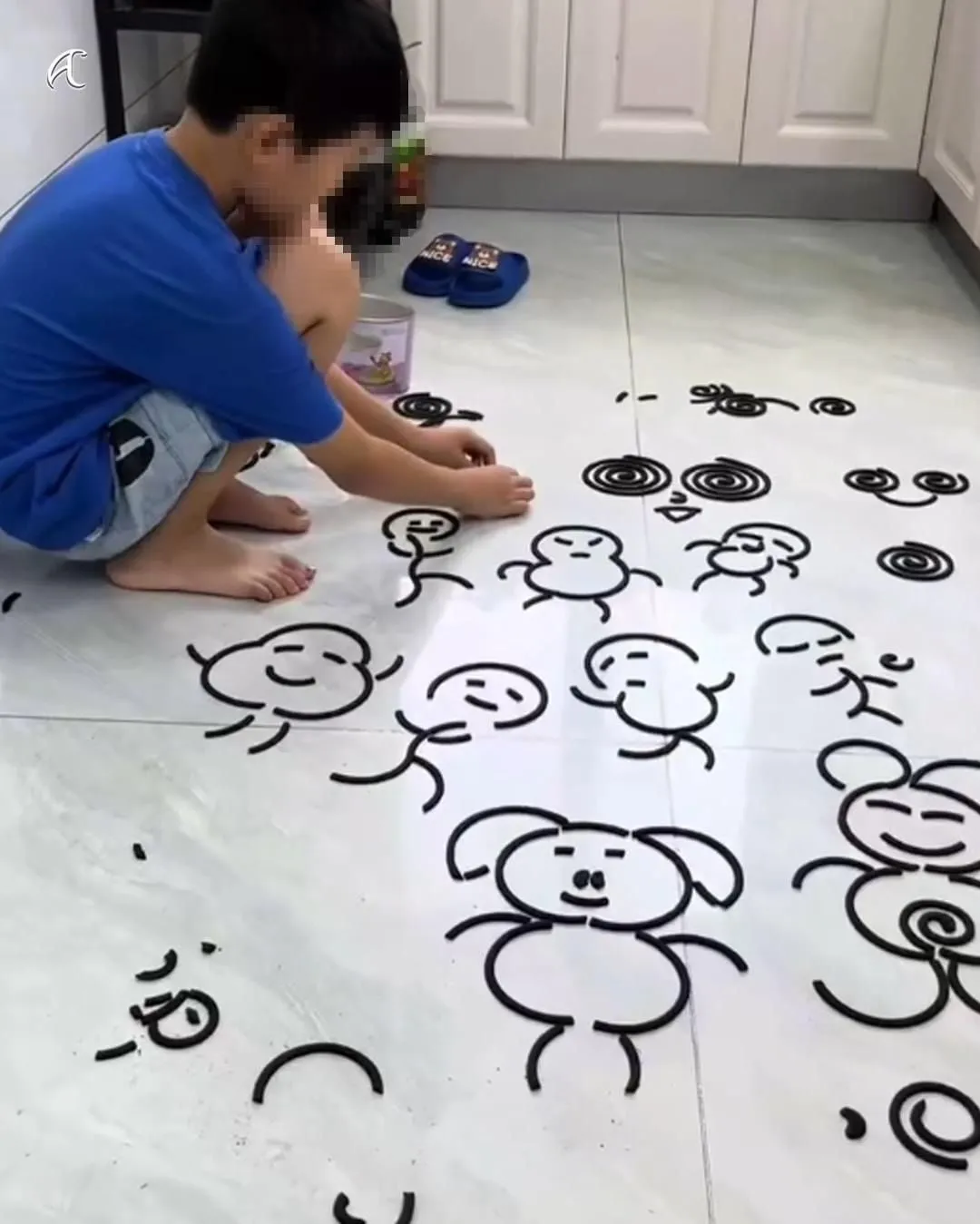 모기향을 가지고 노는 아이