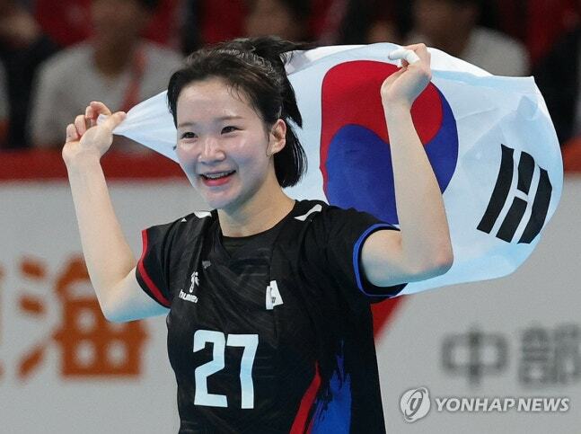 여자 핸드볼, 일본 꺾고 8년 만의 금메달…한국 19번째 金 (5)