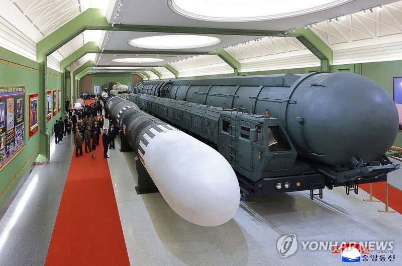 트럼프 보란 듯…北, 美타격권 지도 공개하며 다탄두 ICBM 과시 (8)