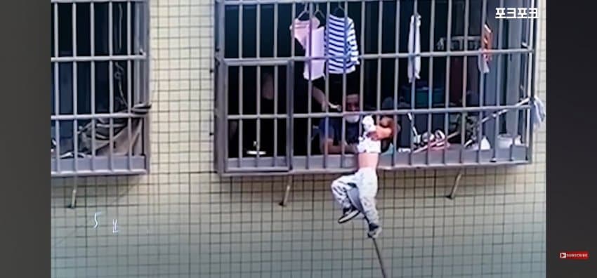 "이게 무슨 상황?" 2층서 추락 직전 발견된 아이 (19)