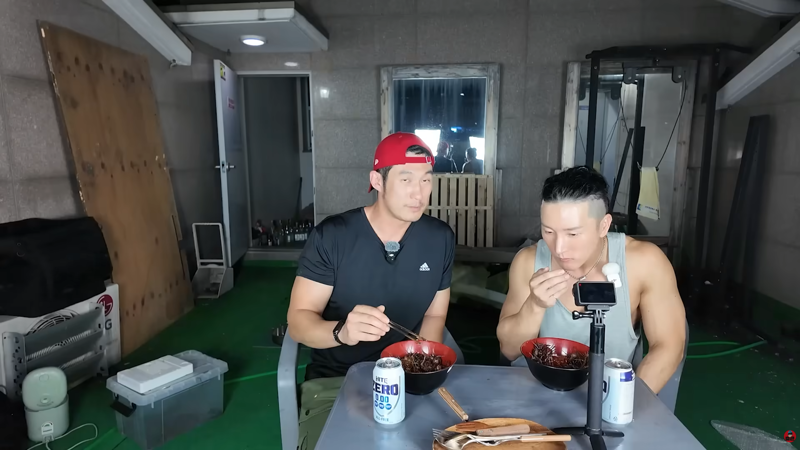 곤충 먹방에 게스트로 나왔다가 결국 곤충의 맛을 알아버린 사람 (6)