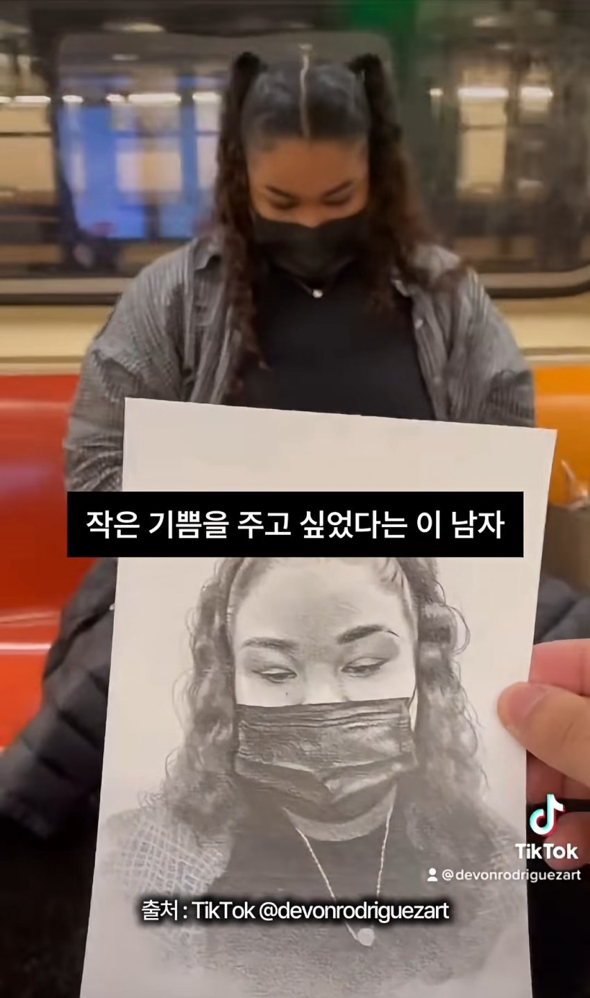 싱글벙글 사람들의 얼굴을 몰래 그려주는 남성 (11)