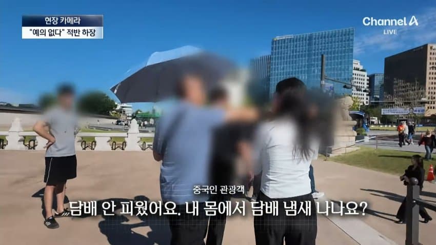 경복궁서 버젓이..담뱃불 붙이는 관광객 (15)