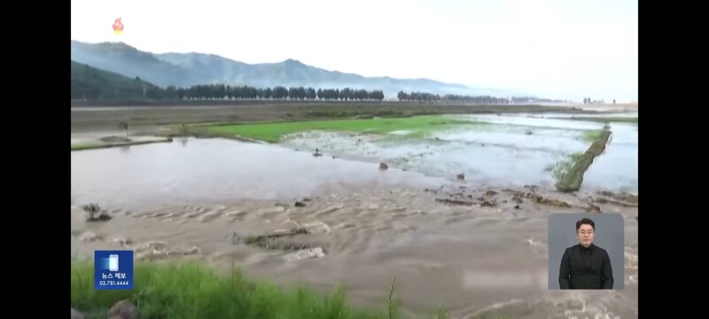 북한 신의주 기록적인 폭우에 농경지와 공장 침수 (14)