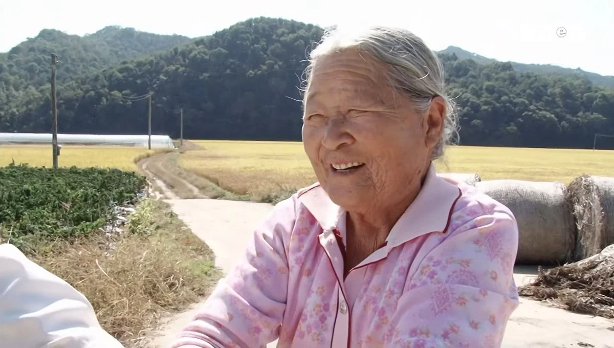 역시 사랑받는 여자는 티가난다 할머니 표정이 처음부터 끝까지 밝으시네 (40)