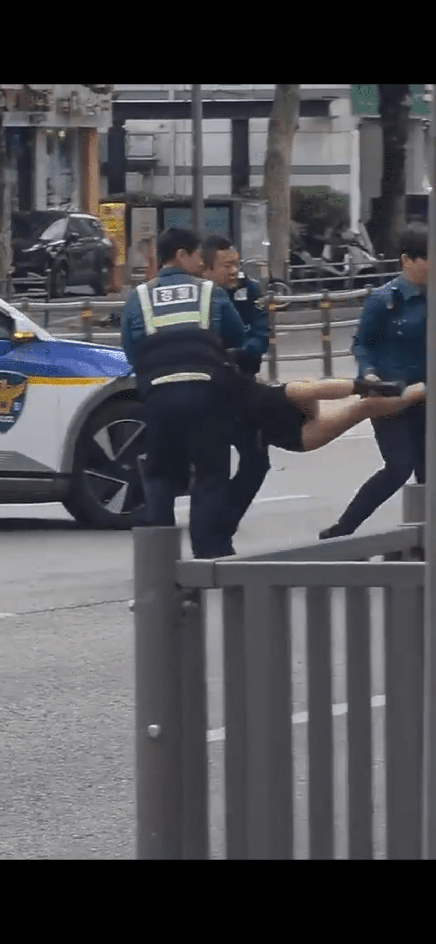 오전 8시 만취해 강남대로 한복판 활보 여성…경찰이 끌고 (9)
