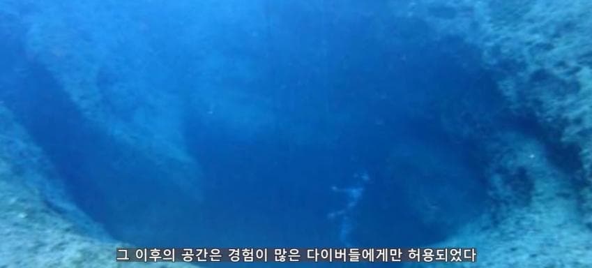 깊이를 알 수 없는 수중동굴에서 완전히 사라진 남자 (8)