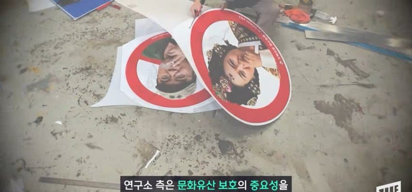 광화문 일대에 나타난, 코 막은 조선 왕 정체 (27)