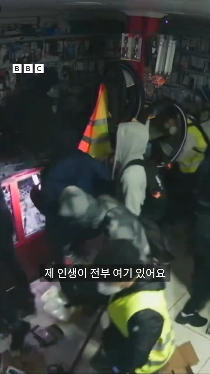 싱글벙글 훌쩍훌쩍 프랑스 시위대에 약탈당한 가게 주인 인터뷰 (7)