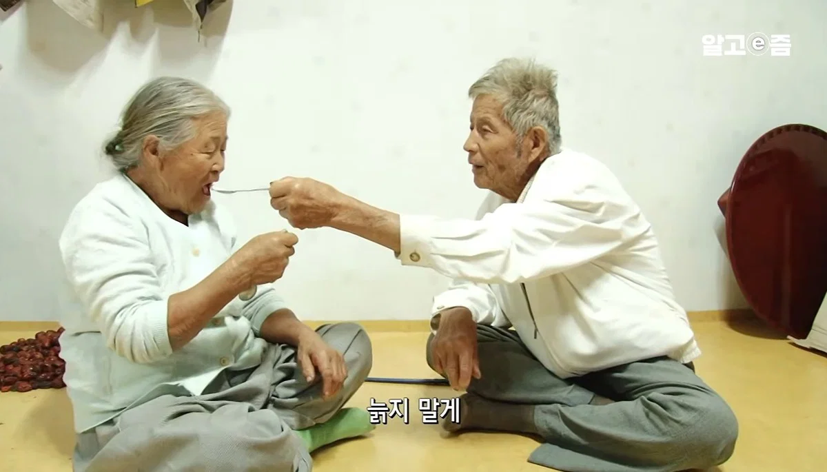 역시 사랑받는 여자는 티가난다 할머니 표정이 처음부터 끝까지 밝으시네 (31)