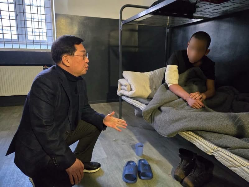 러시아 위해 싸운 북한군 포로 2명, 한국행 (9)