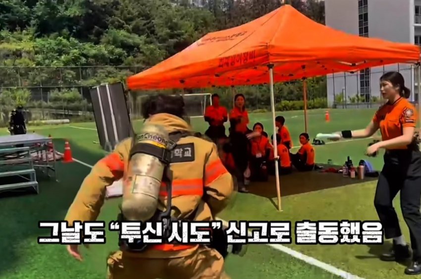살자하려던 10대 소녀를 단 1분 만에 설득한 소방관 (4)