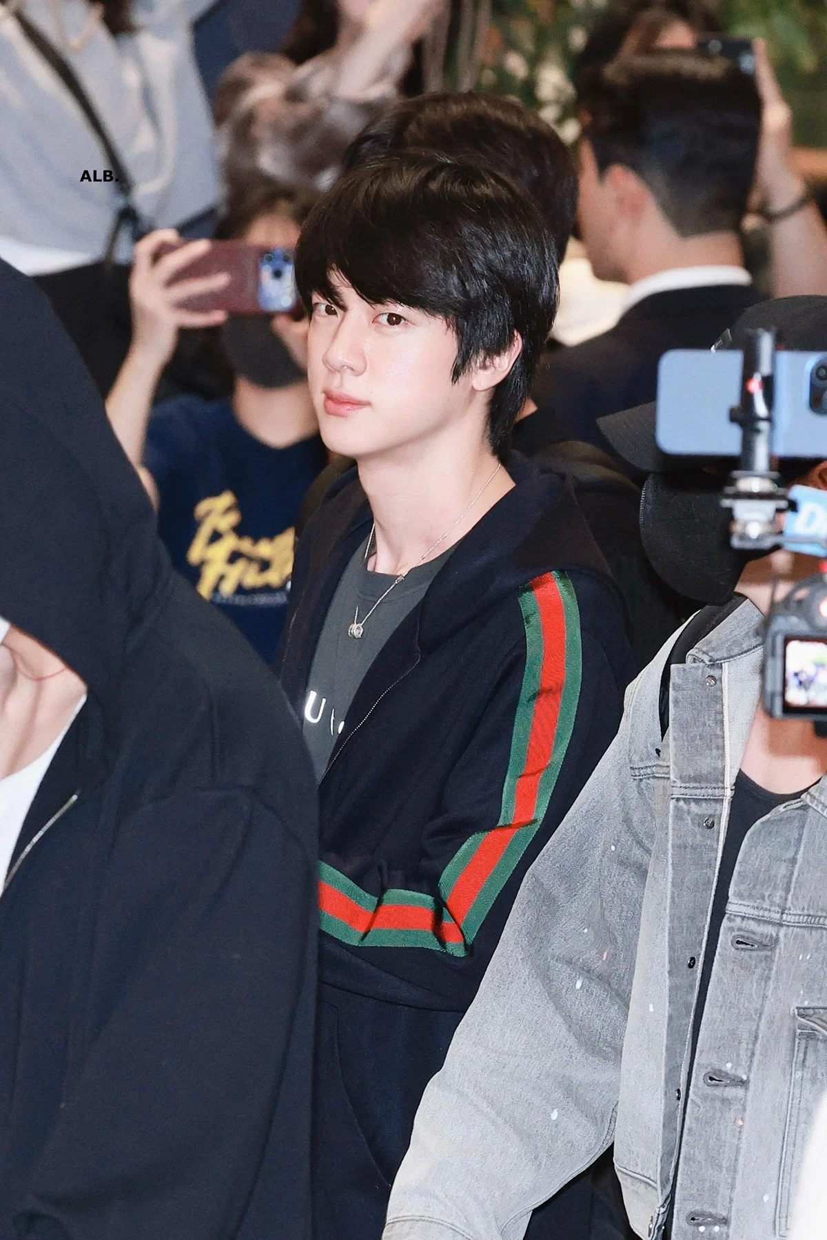 출국하는 방탄소년단 진.jpgif