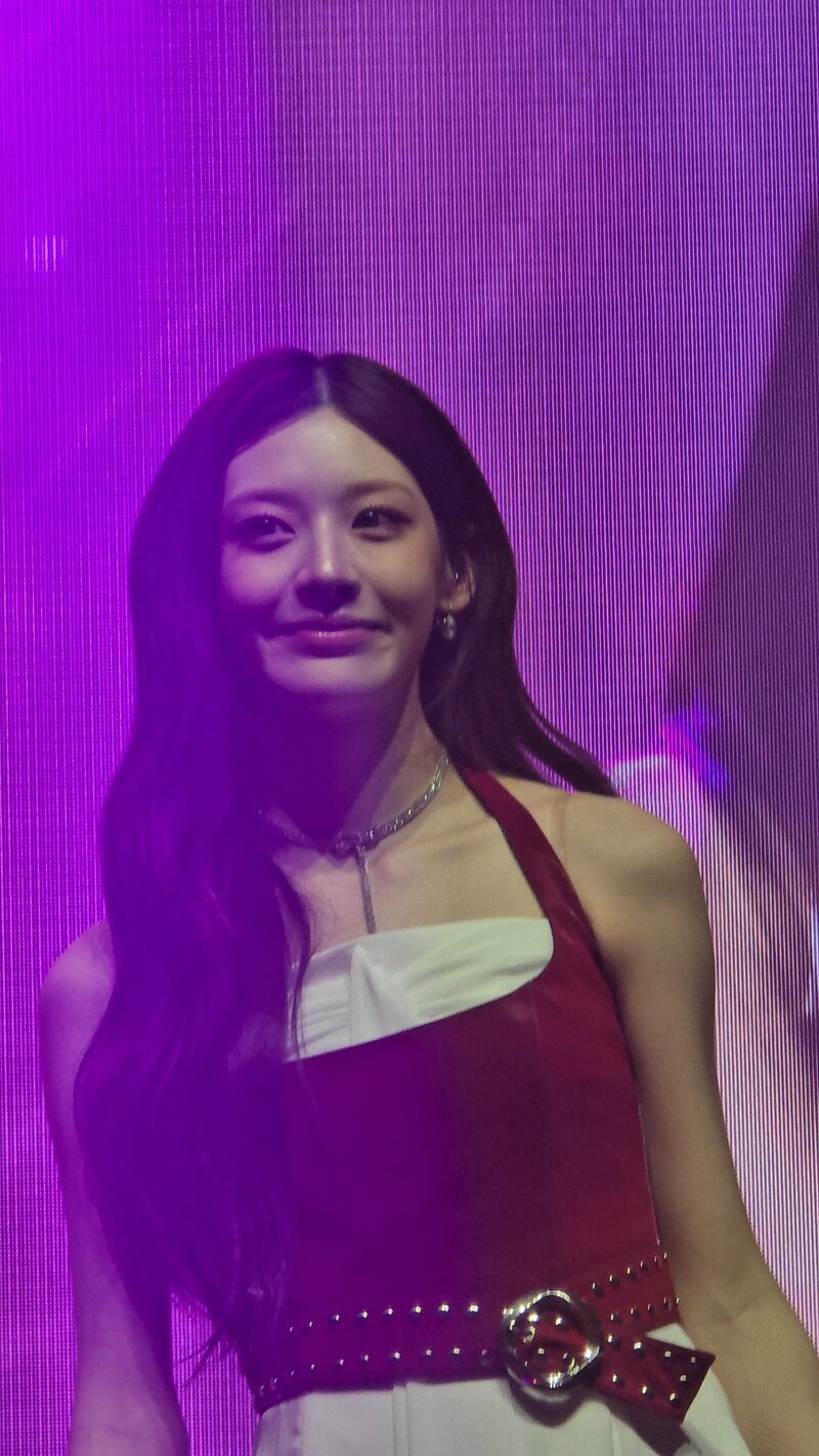 윙크하는 스테이씨 (2)