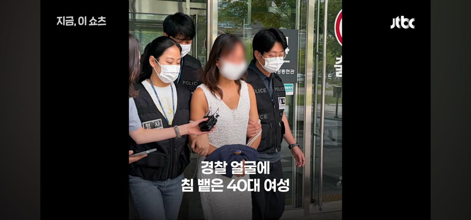 경찰 얼굴에 침뱉은 40대여성 (2)