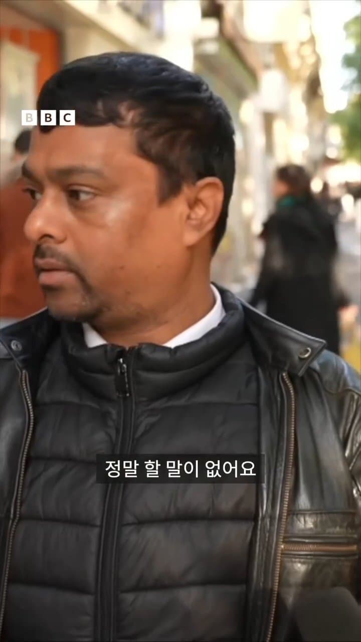 싱글벙글 훌쩍훌쩍 프랑스 시위대에 약탈당한 가게 주인 인터뷰 (16)