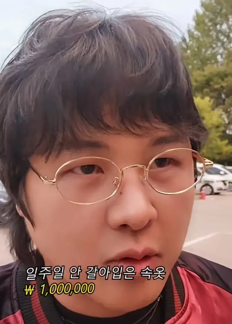 100만원 가치의 옷을 입고 다니는 여성 (10)