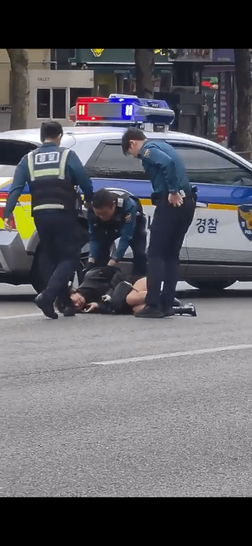 오전 8시 만취해 강남대로 한복판 활보 여성…경찰이 끌고 (7)