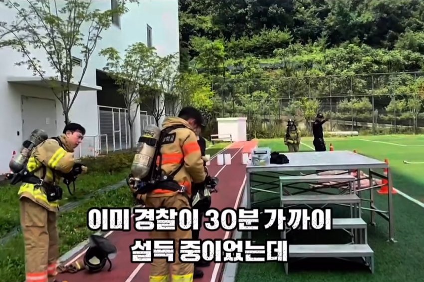 살자하려던 10대 소녀를 단 1분 만에 설득한 소방관 (8)