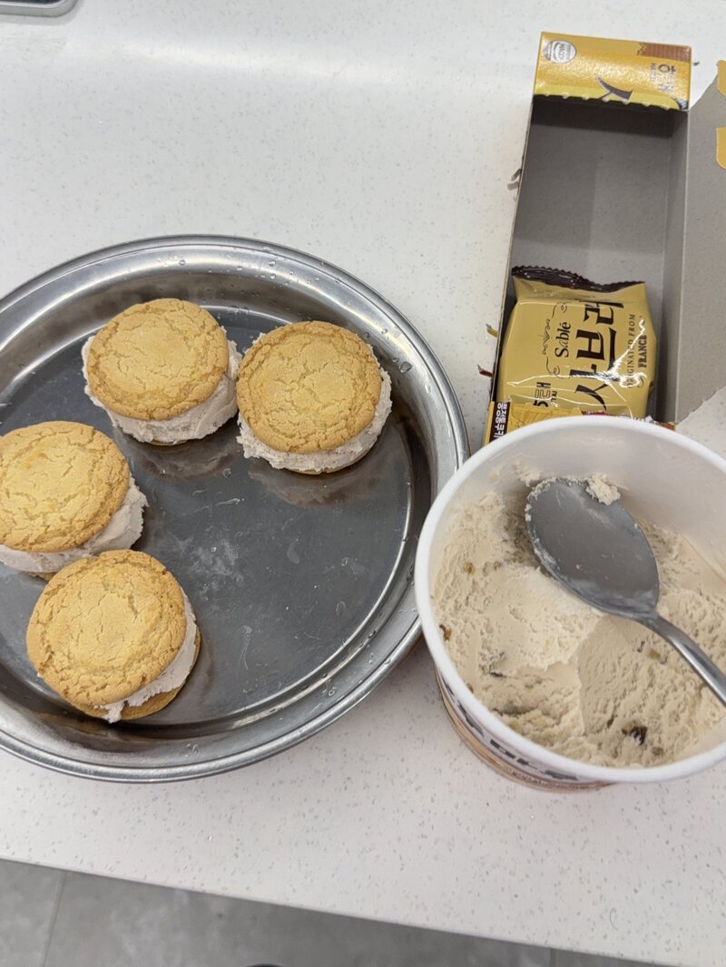 사브레에 호두마루 샌드해서 냉동실에 한시간 뒀다 먹으면 진짜 맛있어요 (3)