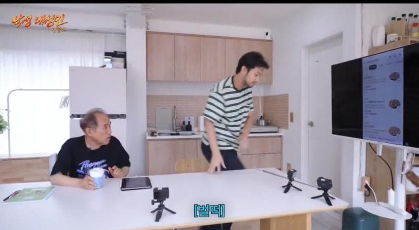 정일영 교수에게 배민 사용법을 마임으로 알려주는 침착맨.twt (15)