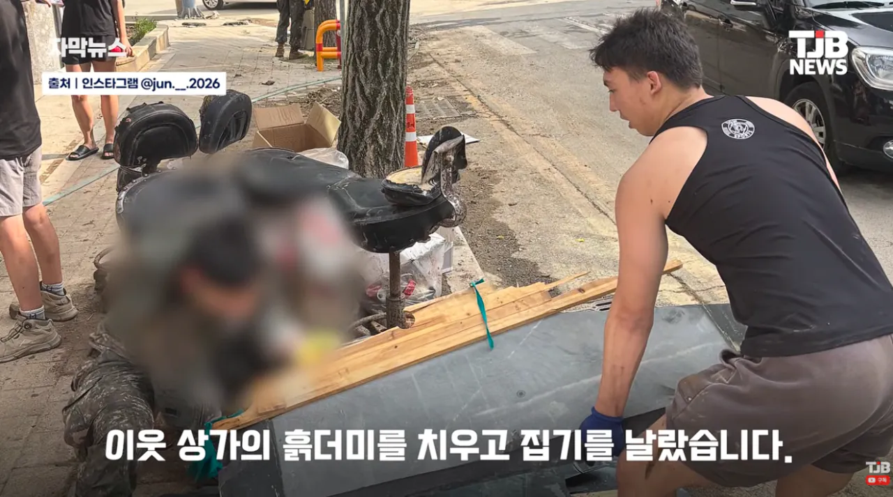 휴가 나오자마자 거제로… 폭우 소식에 달려간 23살 군인 (20).png 휴가 나오자마자 거제로 폭우 소식에 달려간 23살 군인