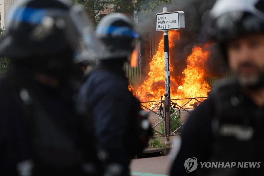 “자는 시간보다 수업시간 길다” 프랑스 전역서 고교생 시위 (2)