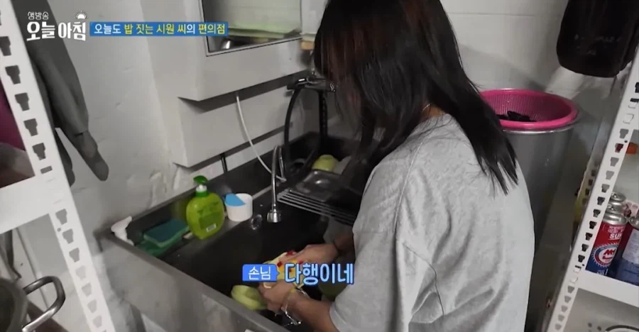 학생들에게 무료로 밥을 주는 편의점 사장님 (21)