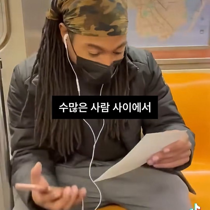 싱글벙글 사람들의 얼굴을 몰래 그려주는 남성 (14)