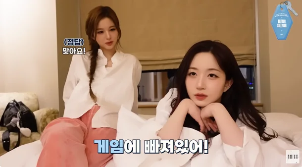 특이한 게임기를 쓰는.. 걸그룹 멤버 . (4)