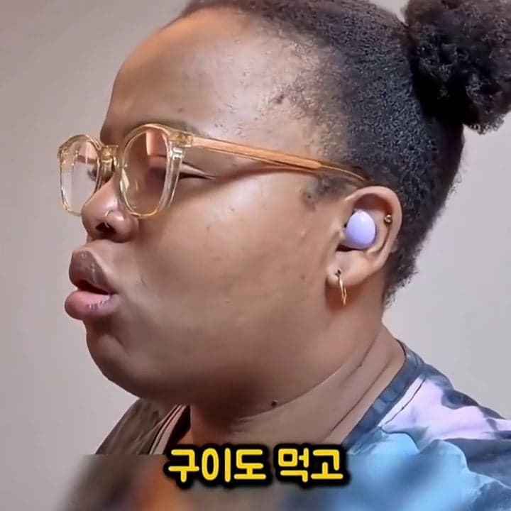 싱글벙글 한국어는 왜 계속 먹는지 이해가 안되는 외국인 (36)